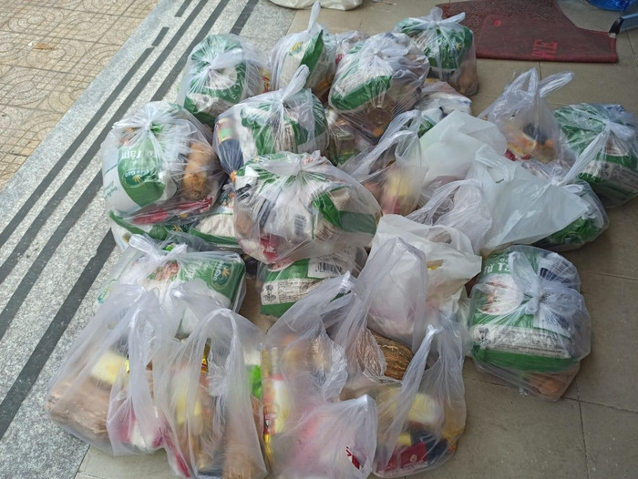 Những túi thực phẩm thiết yếu lực lượng quân đội mua giúp dân trong đợt giãn cách (Ảnh: P.L) Những túi thực phẩm thiết yếu lực lượng quân đội mua giúp dân trong đợt giãn cách (Ảnh: P.L)