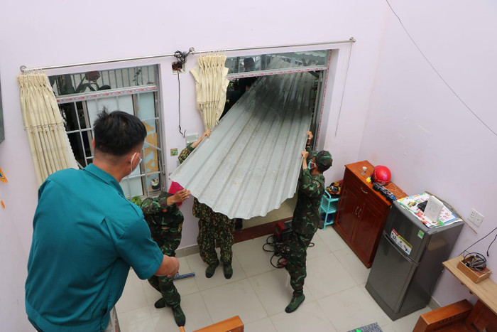 Bộ đội giúp dân lợp lại mái tôn sau cơn mưa lớn (ảnh: P.L) Bộ đội giúp dân lợp lại mái tôn sau cơn mưa lớn (ảnh: P.L)