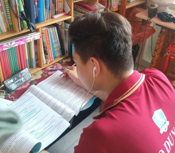 Học sinh học trực tuyến trong đợt dịch Covid-19 năm 2020 (ảnh minh họa: P.N)