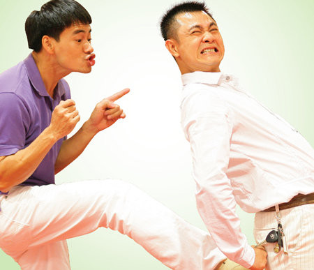 Tự Long đỡ đòn... Tự Long đỡ đòn...