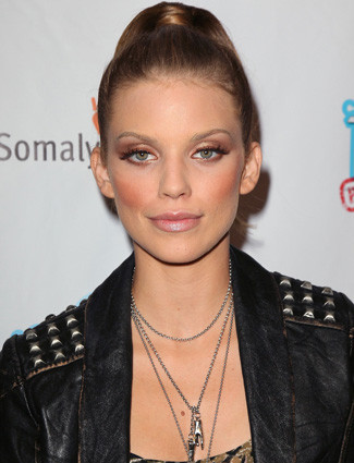 Hãy kiểm tra thật kỹ chổi phấn trước khi điểm màu lên gò má của bạn. Hãy kiểm tra thật kỹ chổi phấn trước khi điểm màu lên gò má của bạn.