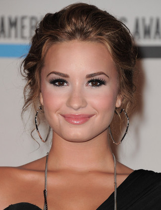 Bài học cho việc sử dụng kem nền lệch màu da của Brandi Glanville. Bài học cho việc sử dụng kem nền lệch màu da của Brandi Glanville.