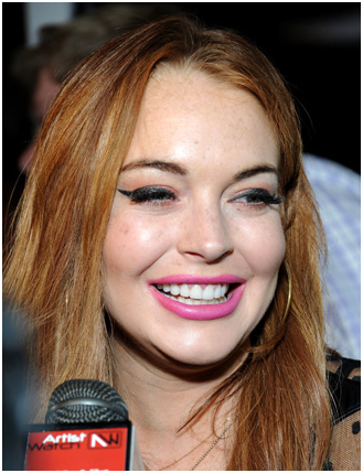 Viền môi quá rõ khiến Lindsay Lohan giống như một "tên hề". Viền môi quá rõ khiến Lindsay Lohan giống như một "tên hề".