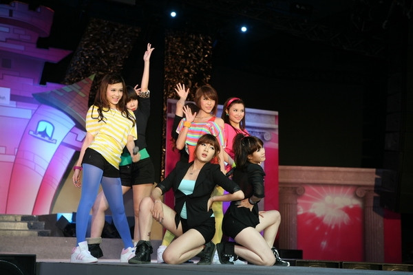 Và, hết mình với âm nhạc. Và, hết mình với âm nhạc.