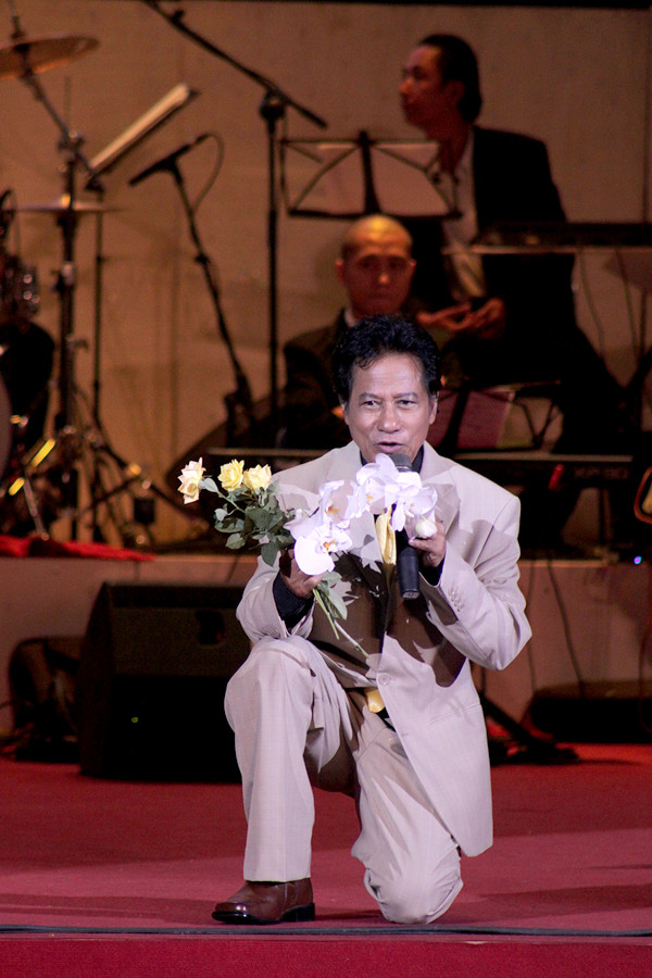 Đêm nhạc của Ca sỹ Chế Linh vẫn diễn ra theo đúng dự kiến. Đêm nhạc của Ca sỹ Chế Linh vẫn diễn ra theo đúng dự kiến.