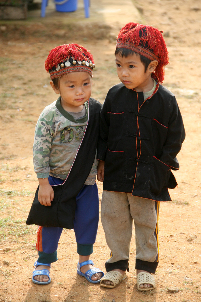 Các em nhỏ ngộ nghĩnh với chiếc mũ của người Dao. Các em nhỏ ngộ nghĩnh với chiếc mũ của người Dao.