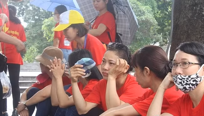 256 giáo viên hợp đồng Sóc Sơn chẳng những không được xét đặc cách mà còn bị cắt hợp đồng sớm hơn dự kiến (Ảnh:V.N)