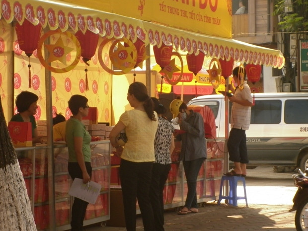 Dù đã khai trương hơn 1 tuần nay nhưng các hàng bánh Trung thu trên đường Xuân Thủy (Cầu Giấy, Hà Nội) khá vắng khách dù trong giờ cao điểm, chủ yếu là nhân viên của cửa hàng và hàng xóm đến...xem Dù đã khai trương hơn 1 tuần nay nhưng các hàng bánh Trung thu trên đường Xuân Thủy (Cầu Giấy, Hà Nội) khá vắng khách dù trong giờ cao điểm, chủ yếu là nhân viên của cửa hàng và hàng xóm đến...xem