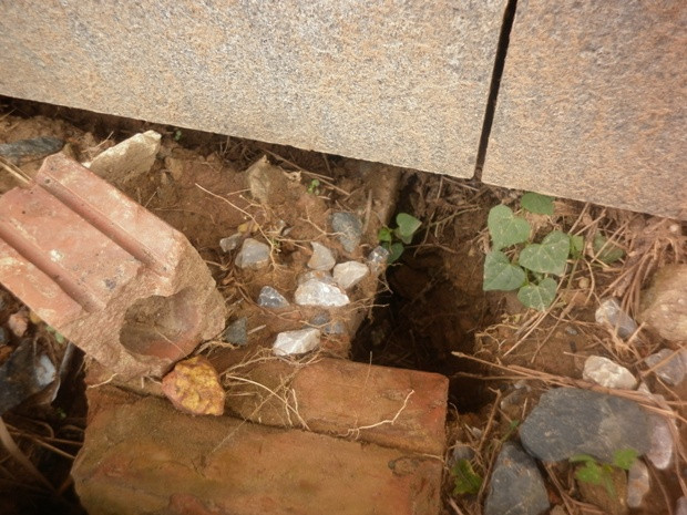 Hố sụt tuy đã được khắc phục nhưng nhiều chỗ vẫn còn khá sâu Hố sụt tuy đã được khắc phục nhưng nhiều chỗ vẫn còn khá sâu