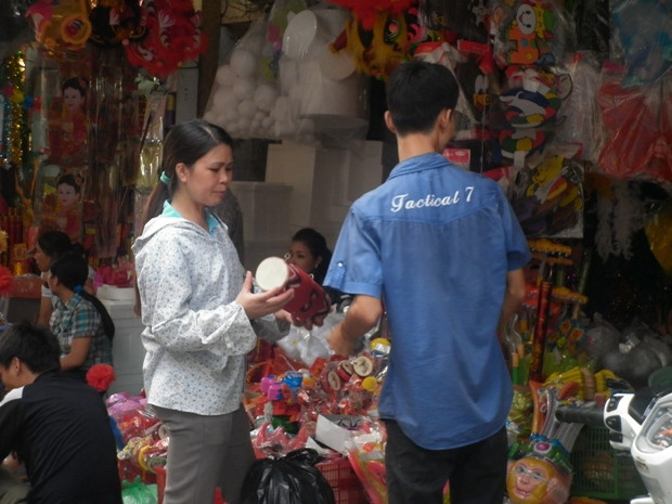 Người dân sau khi hết giờ làm việc đã tranh thủ ghé qua phố mua đồ chuẩn bị cho ngày rằm