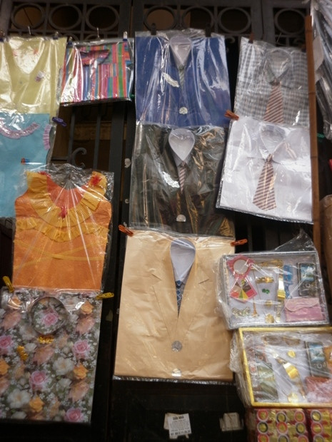 Vẫn những đồ cúng cũ quen thuộc như quần, áo, giày...