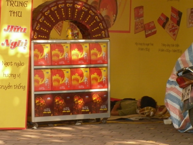 Anh nhân viên này đang ngủ vì buổi trưa cửa hàng hầu như không có khách Anh nhân viên này đang ngủ vì buổi trưa cửa hàng hầu như không có khách