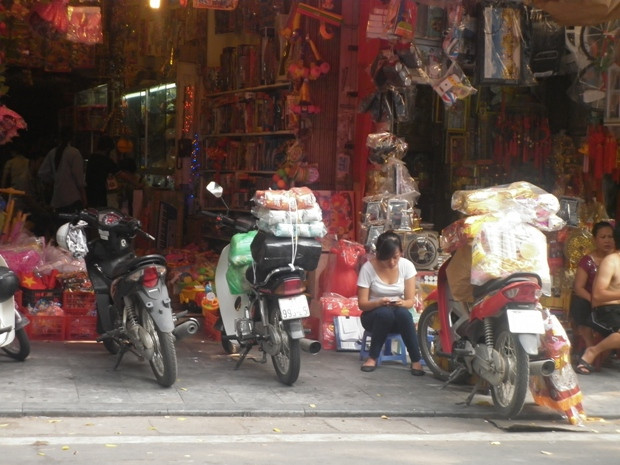 Theo như lời một số chủ cửa hàng, vàng mã chủ yếu là nhập từ một số tỉnh bên ngoài chứ người dân ở đây không trực tiếp sản xuất.