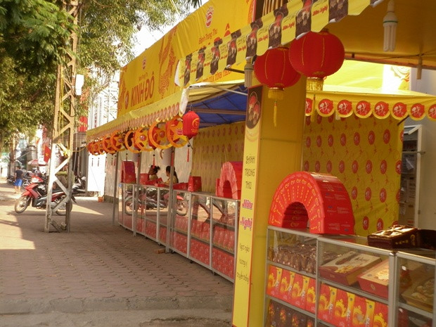 Dãy hàng trên đường Nguyễn Chí Thanh Dãy hàng trên đường Nguyễn Chí Thanh