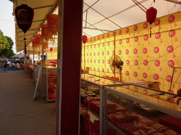 Một người bán hàng ở đây cho biết, thời điểm này sức mua còn ít, khoảng 1-2 ngày nữa, cận rằm tháng 7 âm lịch trở đi mới đông. Một người bán hàng ở đây cho biết, thời điểm này sức mua còn ít, khoảng 1-2 ngày nữa, cận rằm tháng 7 âm lịch trở đi mới đông.