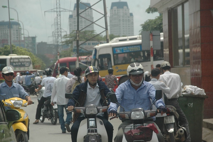 Đường Phạm Hùng, trước bến xe Mỹ Đình luôn trong tình trạng "quá tải"