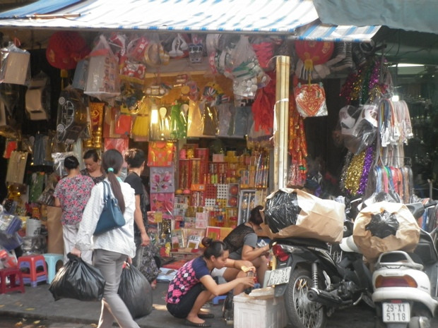 Các chủ cửa hàng vẫn đang tiếp tục quá trình chuẩn bị đồ bán cho ngày rằm tháng 7