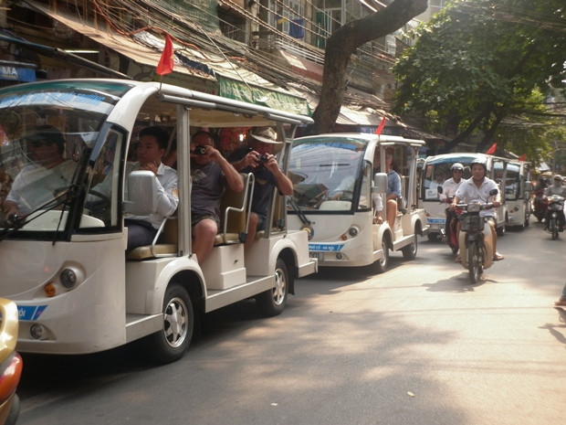 Khu phố trở nên tấp nập hơn bởi sự xuất hiện một đoàn khách nước ngoài đi ngang qua