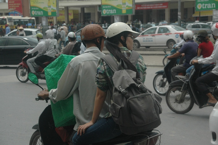 Cô gái này đang đi xe ôm ra bến Mỹ Đình để bắt xe về quê, "đường đông quá"