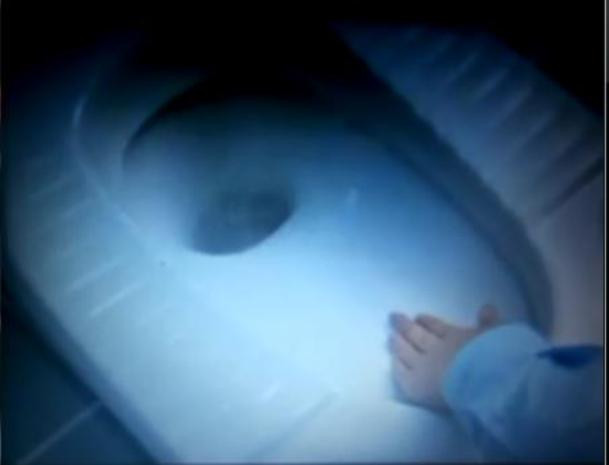 Đỉnh điểm của sự khó chịu là đây - Bàn tay quẹt xuống chỗ để đi vệ sinh...tổng hợp