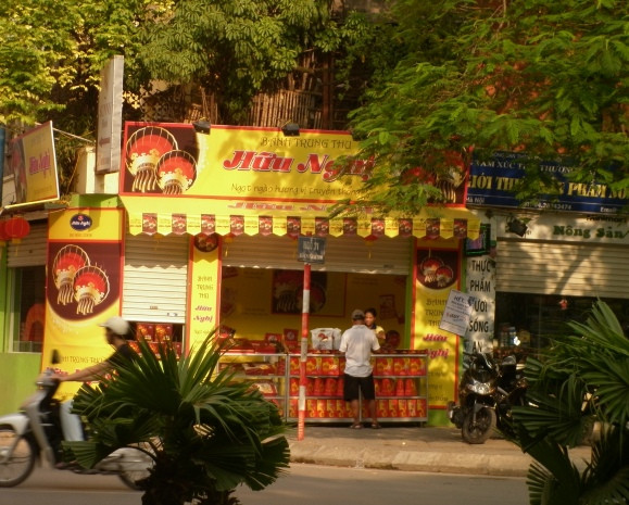 Thỉnh thoảng mới có người đến mua, Tuy nhiên, vị khách này cũng chỉ mua 1-2 cái về cho các con "ăn thử" hương vị bánh đầu mùa. Thỉnh thoảng mới có người đến mua, Tuy nhiên, vị khách này cũng chỉ mua 1-2 cái về cho các con "ăn thử" hương vị bánh đầu mùa.