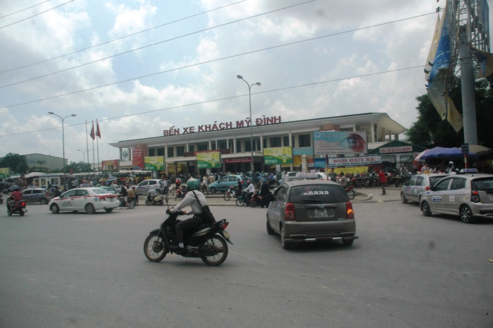 Bến xe Mỹ Đình trưa 31/8 đông nghẹt vì người dân ra đây để bắt xe về quê ăn Rằm và nghỉ lễ 2 - 9