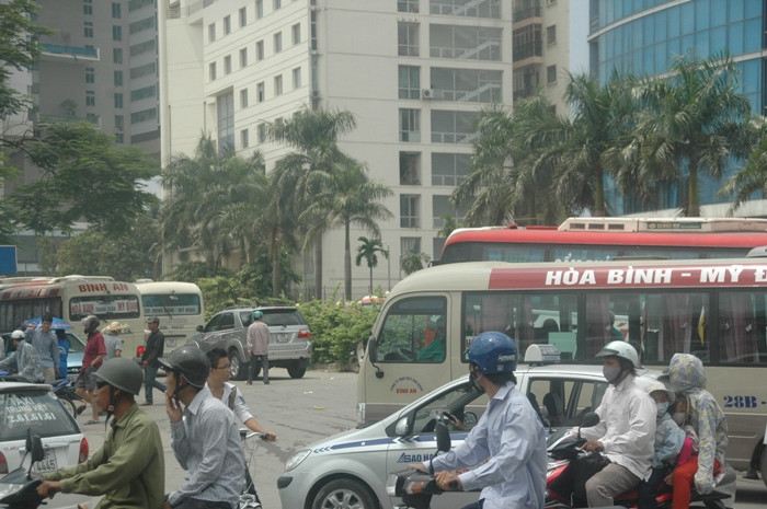 Từ trưa nay cho đến chiều mai, bến xe Mỹ Đình sẽ vẫn còn rất đông người đón xe về quê