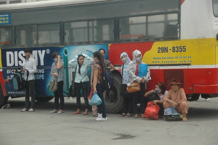 Dựa bóng xe bus để ngồi cho đỡ nắng