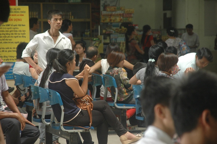 Bên trong nhà đợi xe cũng đông chẳng kém bên ngoài