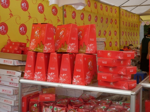 Mẫu mã khá đa dạng. Theo như một số chủ cửa hàng cho biết: "Bánh Trung thu năm nay giá cao hơn năm ngoái khoảng 10%" Mẫu mã khá đa dạng. Theo như một số chủ cửa hàng cho biết: "Bánh Trung thu năm nay giá cao hơn năm ngoái khoảng 10%"