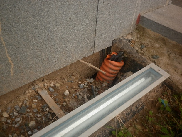 Trơ cả dây cáp điện ra bên ngoài Trơ cả dây cáp điện ra bên ngoài