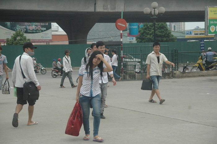 Ai cũng tay xách, nách mang đủ các loại đồ