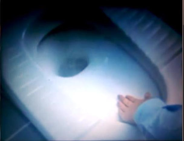 Và trong quảng cáo mới nhất được phát trên VTV gần đấy, Vim đã sử dụng hình ảnh một người phụ nữ quẹt tay xuống bồn cầu. Hình ảnh trên được nhiều bà nội trợ cho rằng không phù hợp? Và trong quảng cáo mới nhất được phát trên VTV gần đấy, Vim đã sử dụng hình ảnh một người phụ nữ quẹt tay xuống bồn cầu. Hình ảnh trên được nhiều bà nội trợ cho rằng không phù hợp?