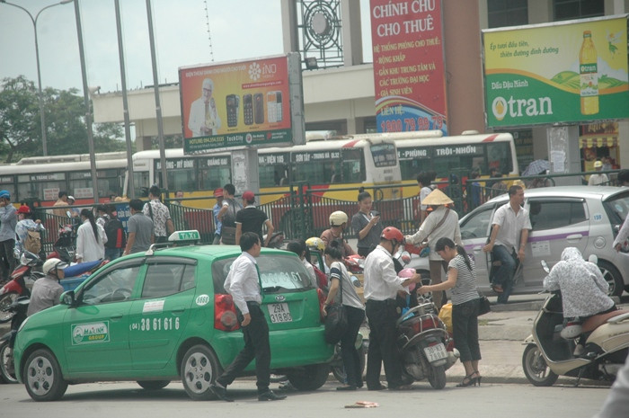Cánh taxi và xe ôm nhân dịp này nên làm ăn khá tốt