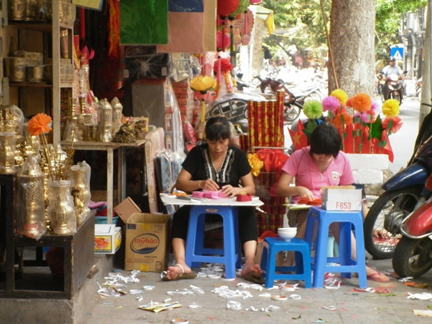 Hai người phụ nữ này đang "gia công" vãng mã