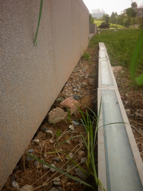 Tuy nhiên đã xảy ra nhiều vết sụt lún phía chân móng tòa nhà Tuy nhiên đã xảy ra nhiều vết sụt lún phía chân móng tòa nhà