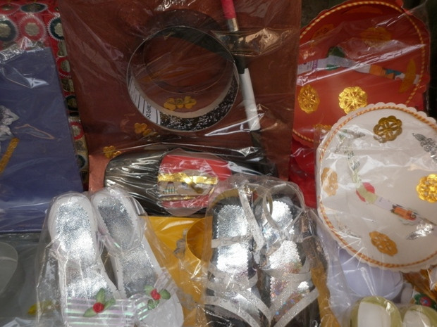 Giày dép và mũ mão được làm bằng giấy, trang trí khá cầu kỳ