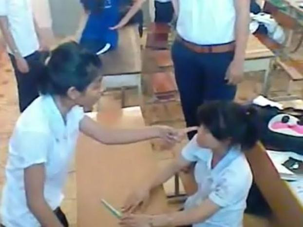 Cho rằng bạn đã nói xấu mình "không còn trong trắng", nữ sinh đã xử bạn bằng luật giang hồ Cho rằng bạn đã nói xấu mình "không còn trong trắng", nữ sinh đã xử bạn bằng luật giang hồ