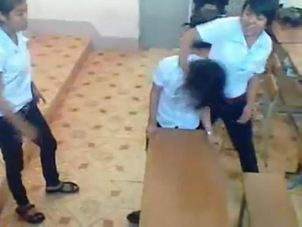 Túm tóc và ấn đầu bạn xuống mặt bàn để "dằn mặt" Túm tóc và ấn đầu bạn xuống mặt bàn để "dằn mặt"