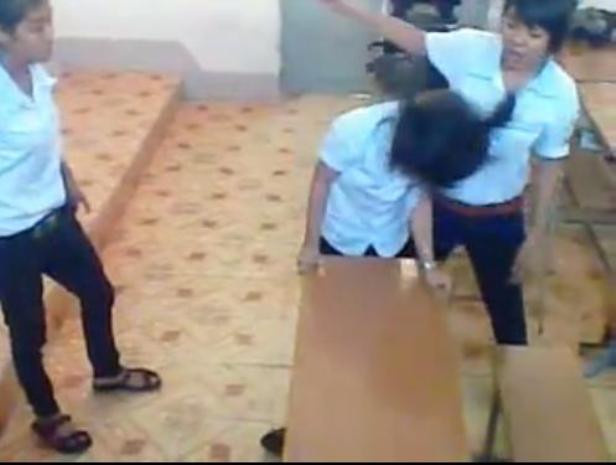 "Tung chưởng" kèm theo những lời chửi tục "Tung chưởng" kèm theo những lời chửi tục