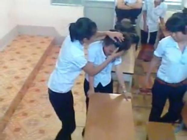 Những bạn cùng lớp chỉ biết đứng nhìn rồi cười và quay phim, chụp ảnh Những bạn cùng lớp chỉ biết đứng nhìn rồi cười và quay phim, chụp ảnh