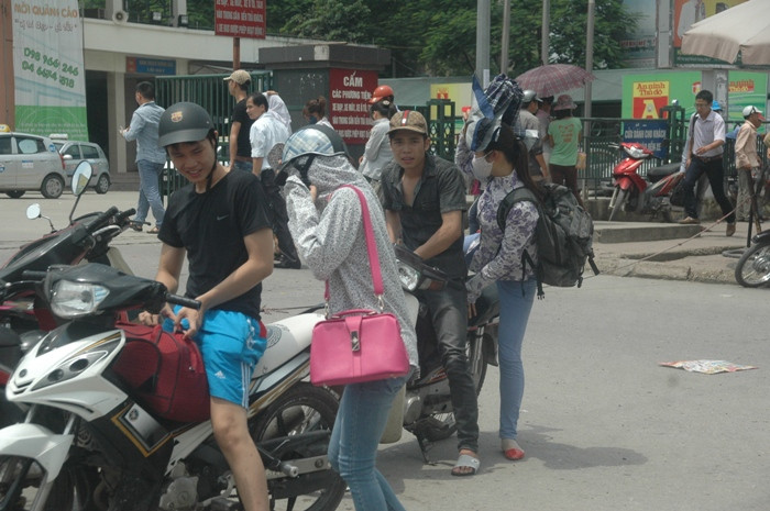 Hai anh chàng này đèo bạn gái ra bến xe để về quê