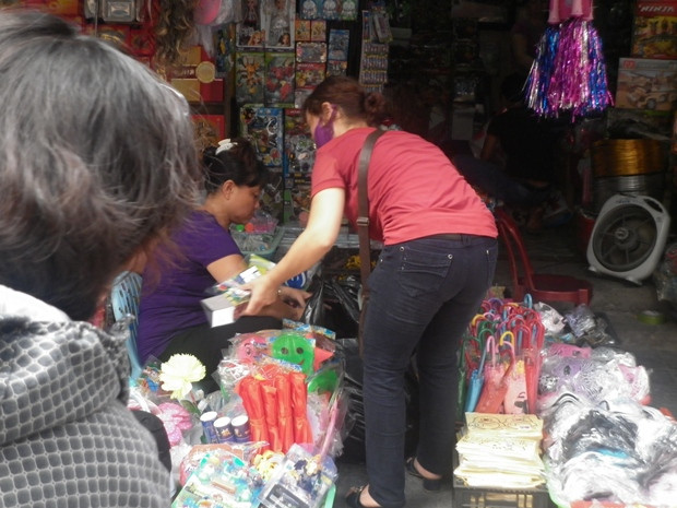 Đến hơn 4h chiều, người dân đi mua hàng mã bắt đầu nhộn nhịp hơn