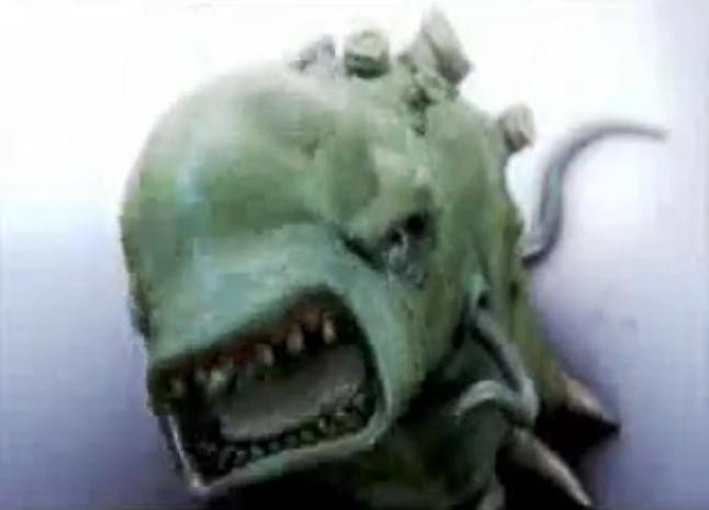 Sần sùi, miệng há to và răng đen sì Sần sùi, miệng há to và răng đen sì