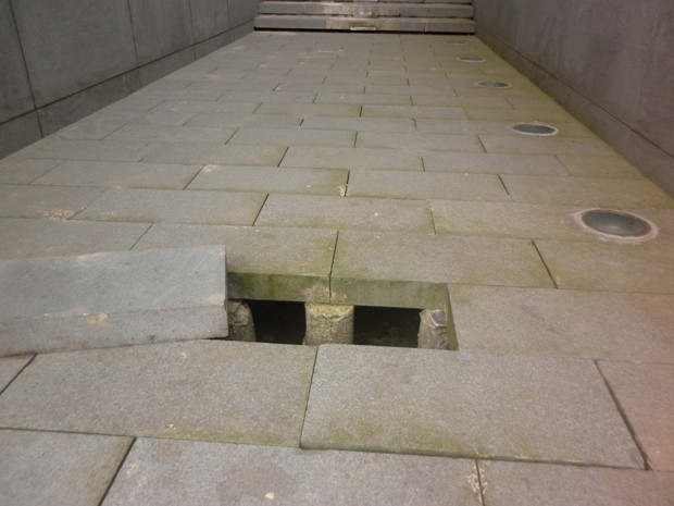 Nhiều chỗ gạch bị lật tung lên Nhiều chỗ gạch bị lật tung lên