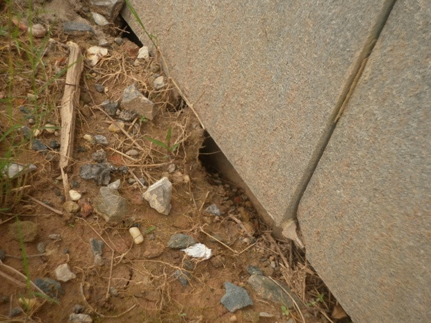 Sụt lún làm trơ ra phần trụ móng của tòa nhà Sụt lún làm trơ ra phần trụ móng của tòa nhà