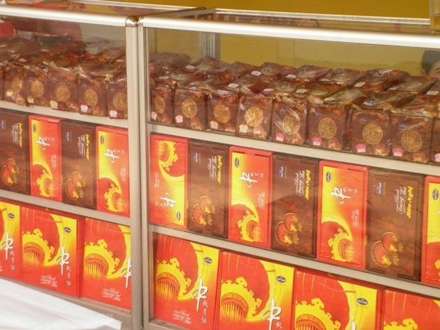 Theo quan sát của phóng viên, bánh Trung thu năm nay được nhà sản xuất đầu tư bao bì khá công phu với các mẫu mã sang trọng, bắt mắt. Theo quan sát của phóng viên, bánh Trung thu năm nay được nhà sản xuất đầu tư bao bì khá công phu với các mẫu mã sang trọng, bắt mắt.