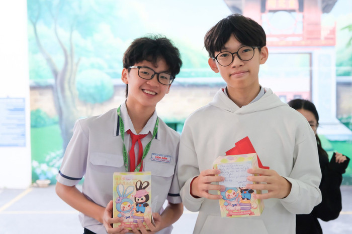 Học sinh Trường Vân Đồn vui mừng với món quà của cô hiệu trưởng trao tặng ngay sau Tết (ảnh: V.D) gdvn_coThuyb.jpg