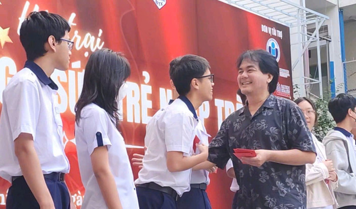 Thầy Huỳnh Thanh Phú trao tặng món quà may mắn cho học sinh Trường Bùi Thị Xuân trong ngày đi học đầu năm mới (ảnh: V.D) gdvn_coThuyc.jpg