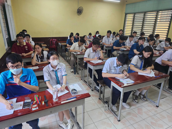 Học sinh lớp 12 tham gia kỳ thi chọn học sinh giỏi cấp thành phố ở điểm thi Trưng Vương (Ảnh: V.D) gdvn_thiHSgioiTPHCM.jpg